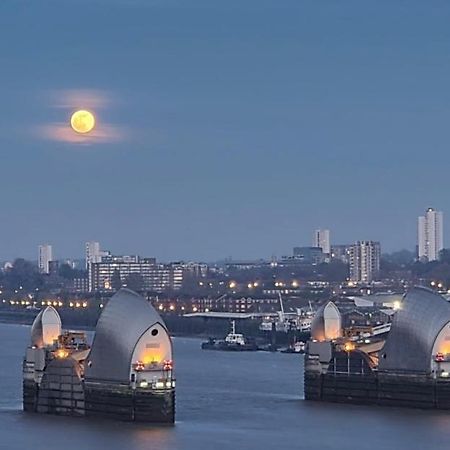 Large Double Room Overlooking The Thames 伦敦 外观 照片