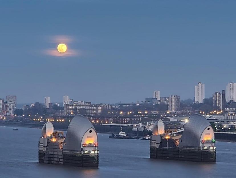 Large Double Room Overlooking The Thames 伦敦 外观 照片